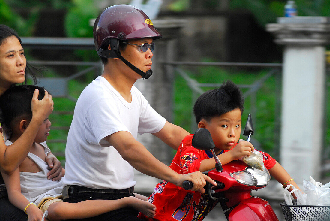 Thailändische Familie auf Moped, Phuket Town, Thailand