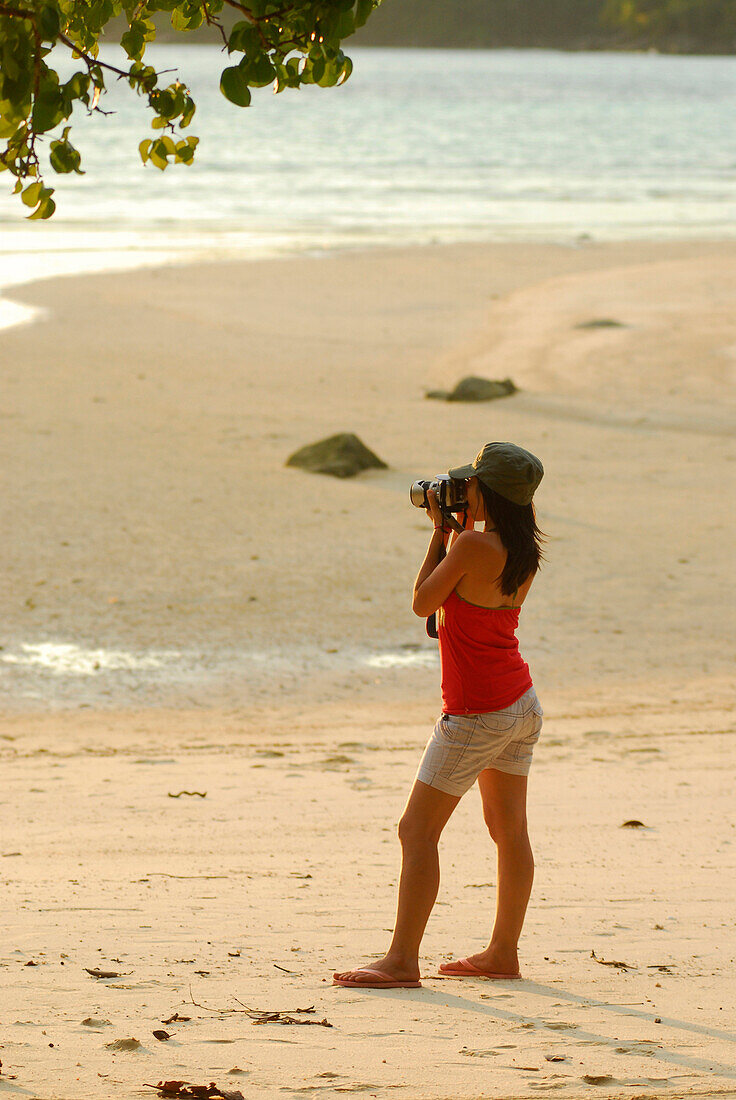 Thailändische Fotografin fotografiert am Strand, Surin Islands Marine National Park, Hauptquartiers, Ko Surin, Phang Nga, Thailand