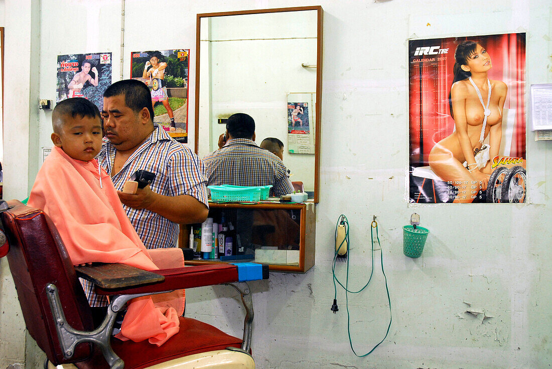 Friseur mit Kind, Junge, in Thai Muang, Phang Nga, Thailand