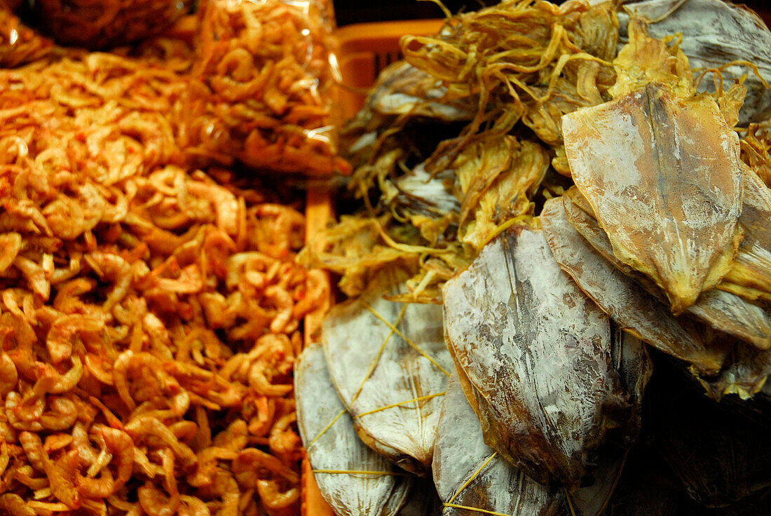Getrocknete Shrimps und Tintenfische auf dem Hauptmarkt, Phuket Town, Thailand