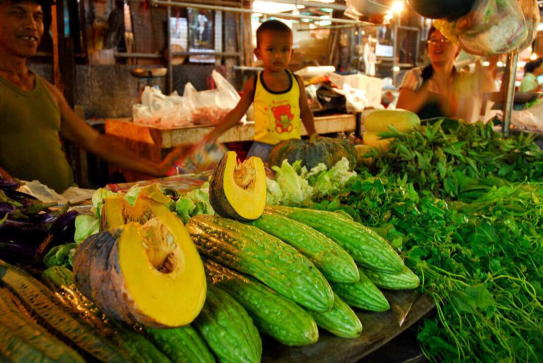 Kürbisse, Gurken und Gemüse auf dem Hauptmarkt, Phuket Town, Thailand