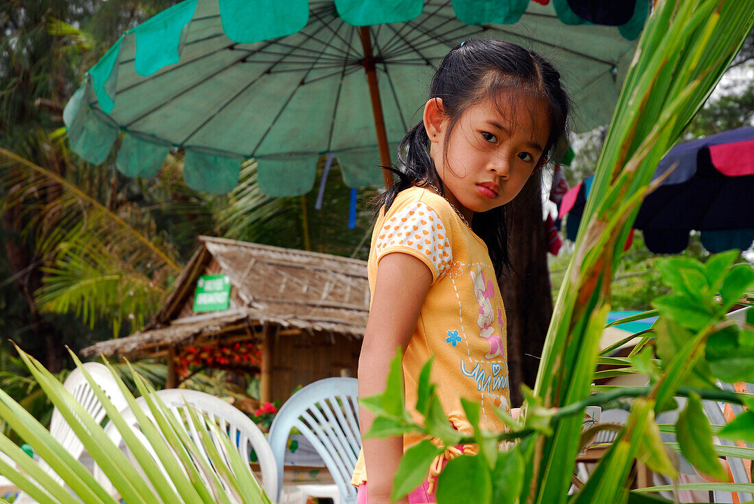 Thai Mädchen am Strand von Nai Yang, Phuket, Thailand