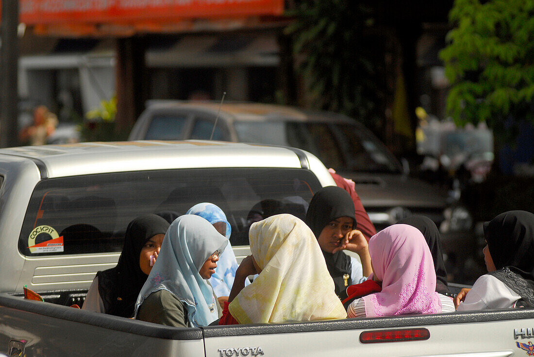 Moslemische Frauen sitzen in Pickup, Trang, Thailand