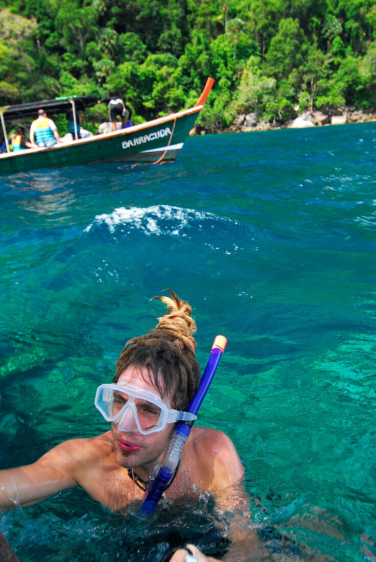 Mann mit Schnorchel und Tauchermaske, Surin Islands Marine National Park, Ko Surin, Phang Nga, Thailand