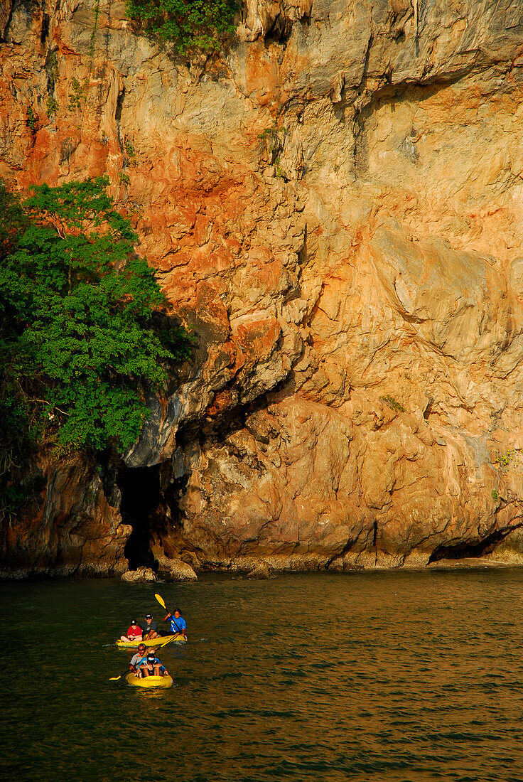 Kajak vor rötlichem Kalksteinfelsen, Bucht von Phang Nga, Thailand