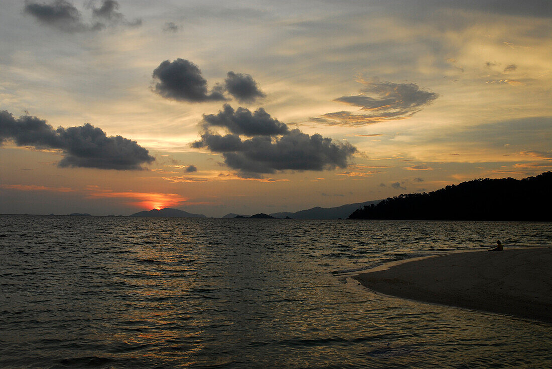 Sonnenuntergang am Sunlight Beach mit Blick auf Ko Adang, Ko Lipe, Satun, Thailand