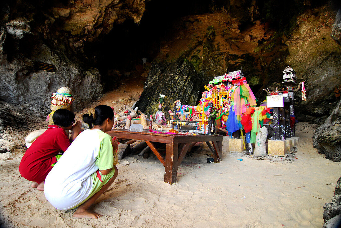 Höhle der Prinzesin Si Kunlathewi, Tham Phra Nang Nok am Hat Phra Nang, Krabi, Thailand