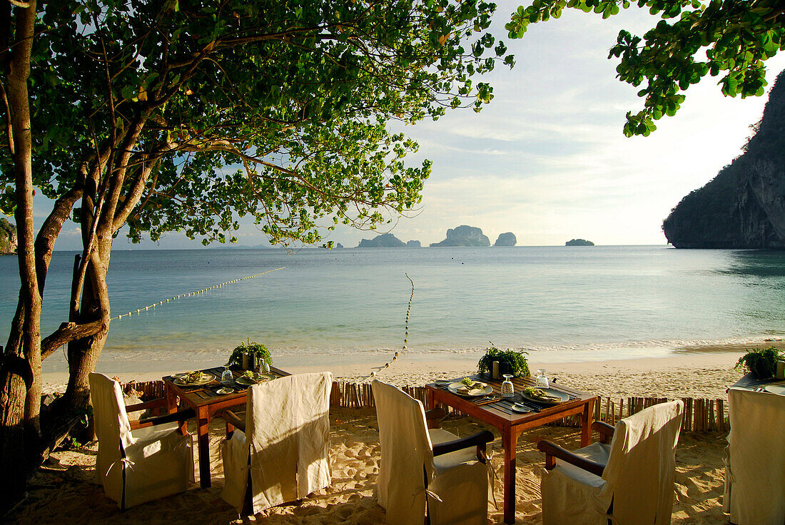 Tische am Strand im Restaurant The Grotto, Hotel Rayavadee, Hat Phra Nang, Krabi, Thailand