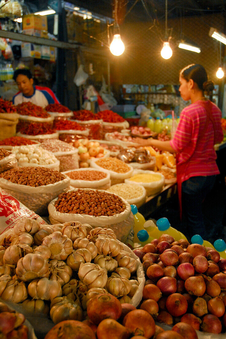 Zwiebeln, Knoblauch und Chilli auf dem Hauptmarkt, Phuket, Thailand