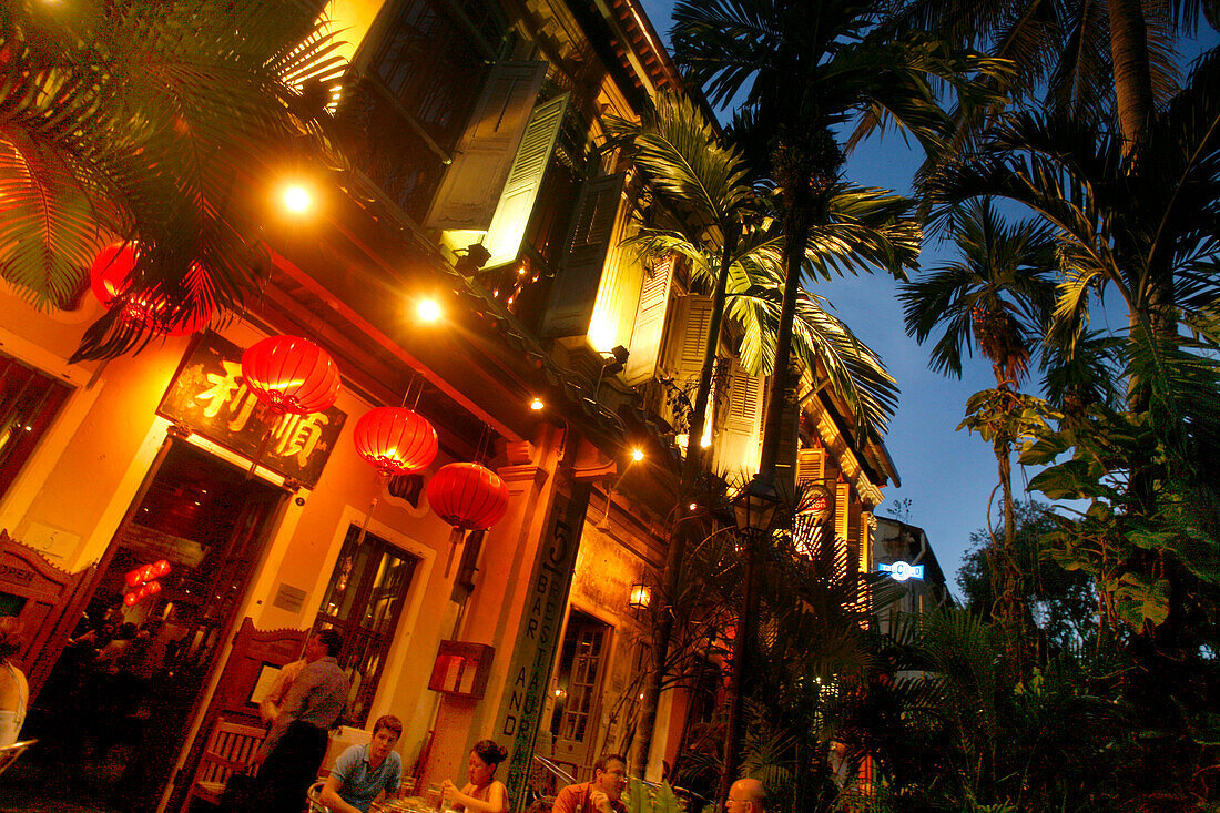 Menschen sitzen in Bars on Emerald Road, Singapur