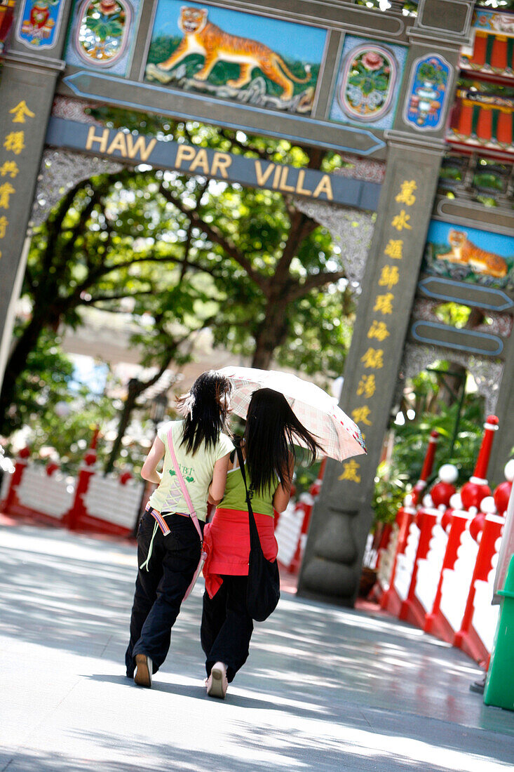 Frauen in Haw Par Villa, Chinesischer Skulpturenpark, Singapur