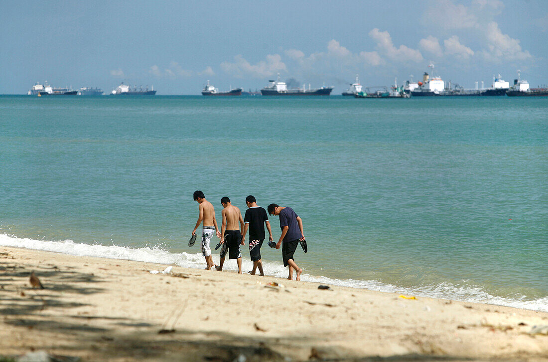 Vier junge Teenager am Strand, East Coast Park, Singapur