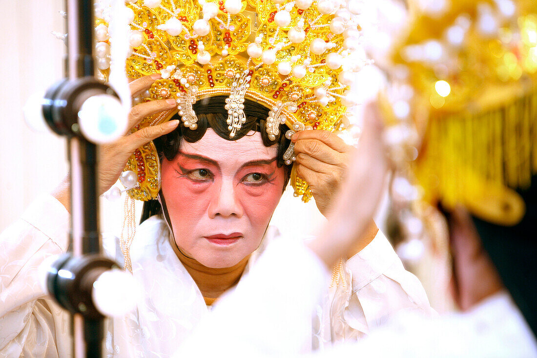 Frau zieht Bühnenkleidung an, Chinesische Oper am Kreta Ayer Theater, Chinatown, Singapur
