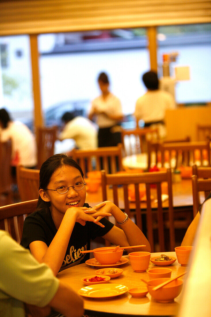 Familie im Restaurant, Ka Soh Restuarant, Chinatown, Singapur