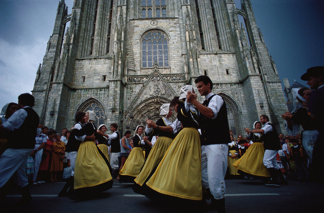 Leute im Tracht beim Tanzen, Volkstanz, Kathedrale, F. de Cornouaille, Quimper, Bretagne, Frankreich