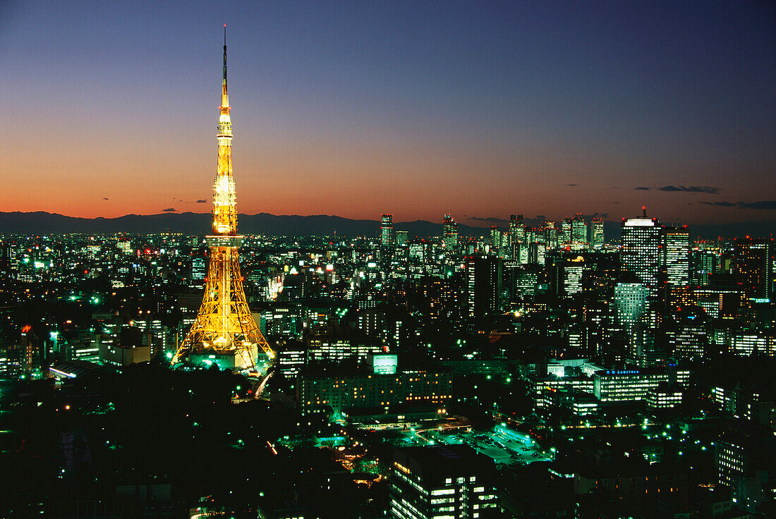 Tokyo Tower und Tokyo Skyline bei Nacht, Turm, Shinjuku Bezirk, Tokyo, Japan