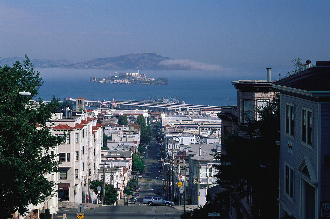 Jones Straße mit Blick Richtung Insel Alcatraz, San Francisco, Kalifornien, USA