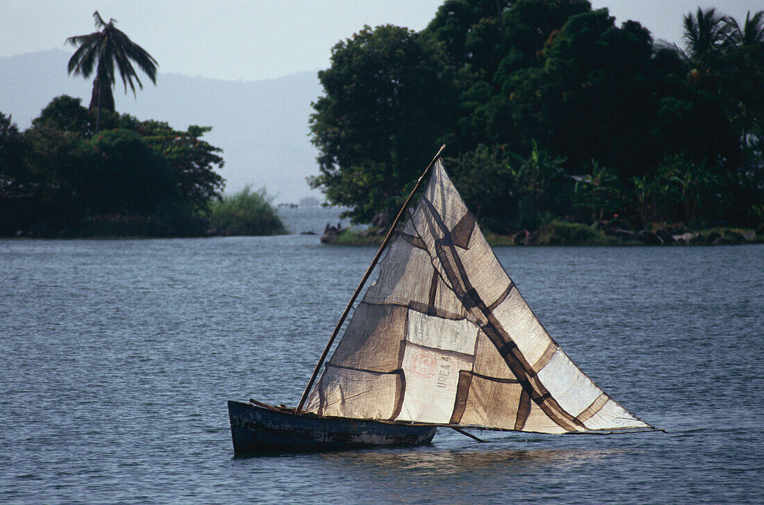 Sailing boat near Las Isletas, Archipel near Granada, Lake Nicaragua, Nicaragua, Central America