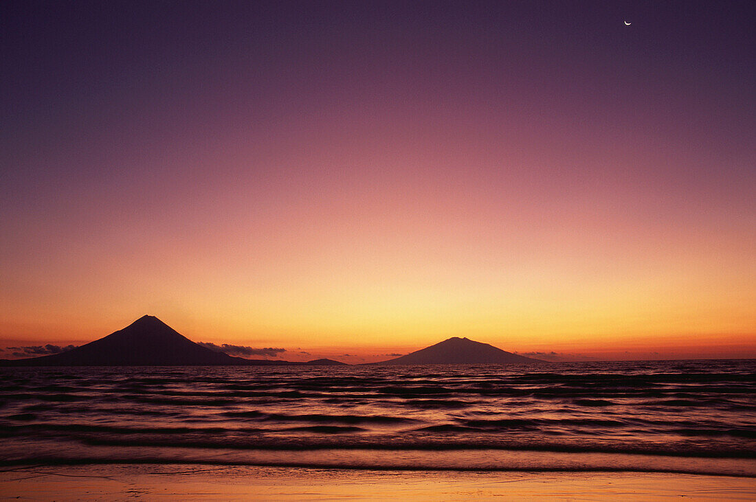 Vulkan Concepcion bei Sonnenuntergang, Madera, San Jorge, Isla des Ometepe, Nicaragua See, Nicaragua, Zentralamerika