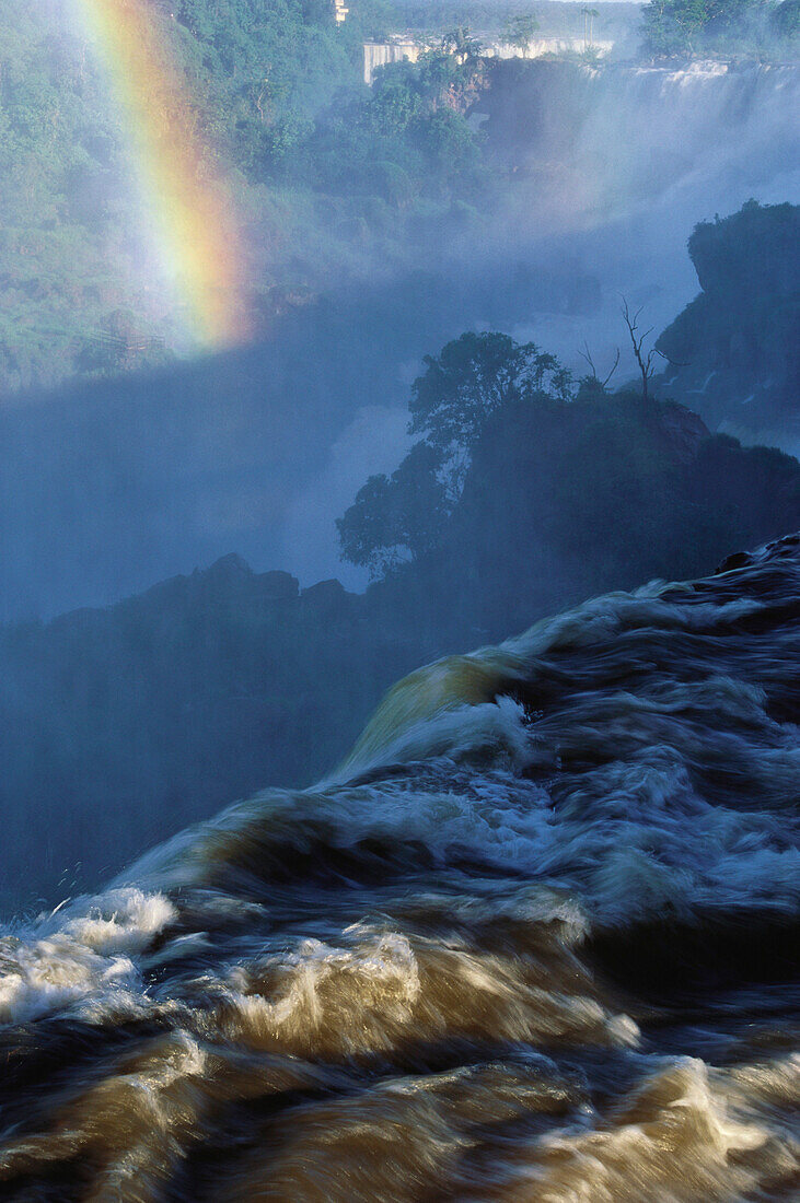 Regenbogen über Iguacu Wasserfälle, Salto San Martin, Misiones, Argentinien, Südamerika