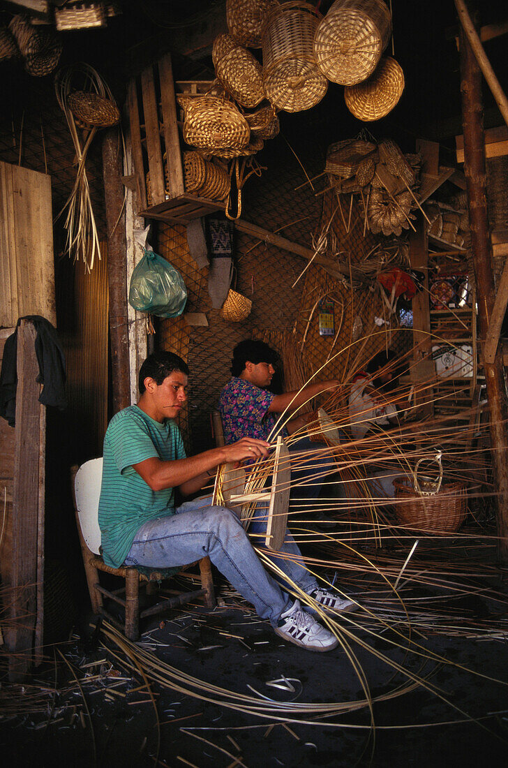 Einheimische Männer, Korbflechter, Delta des Rio Parana Tigre, Vorort von Buenos Aires, Argentinien, Südamerika