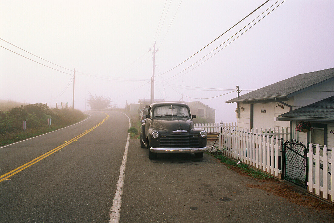 Oldtimer parkt vor einem Haus, Bodega Bay, California State Route 1, Sonoma Country, Kalifornien, USA