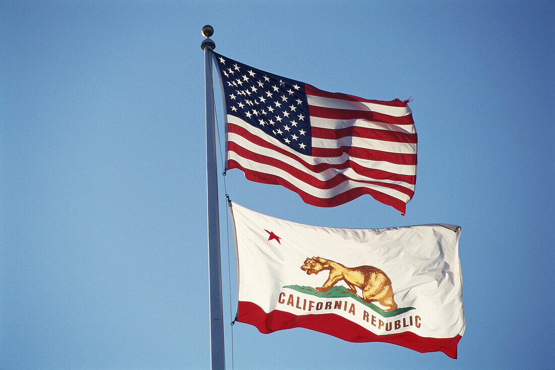 Bear Flag, Kalifornische Flagge und Flagge der Vereinigten Staaten von Amerika, The Plaza, Sonoma Valley, Kalifornien, USA