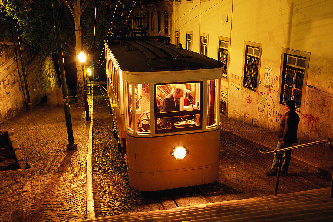 Elevador da Gloria, Standseilbahn in der Nacht, Baixa, Bairro Alto, Lissabon, Portugal