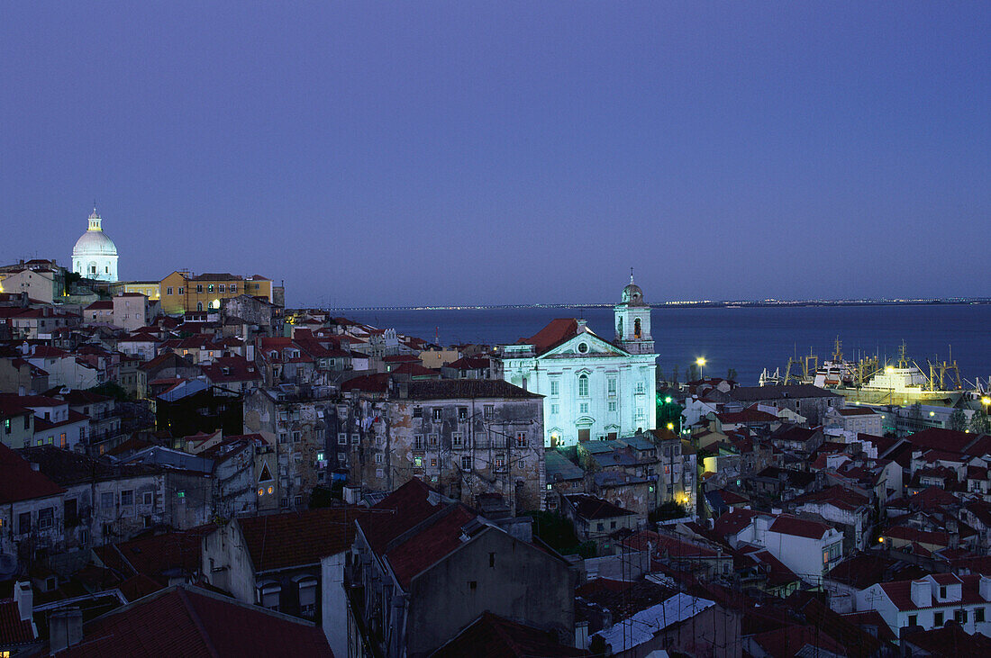 Blick vom Miradouro de Santa Luzia, Alfama, Kirche Santa Estevao, Lissabon, Portugal