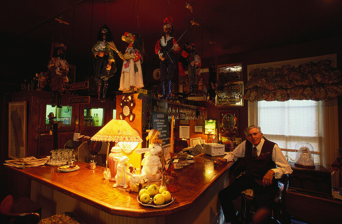 Mann sitzt an der Theke, Saint Helena Hotel, Saint Helena, Napa Valley, Kalifornien, USA