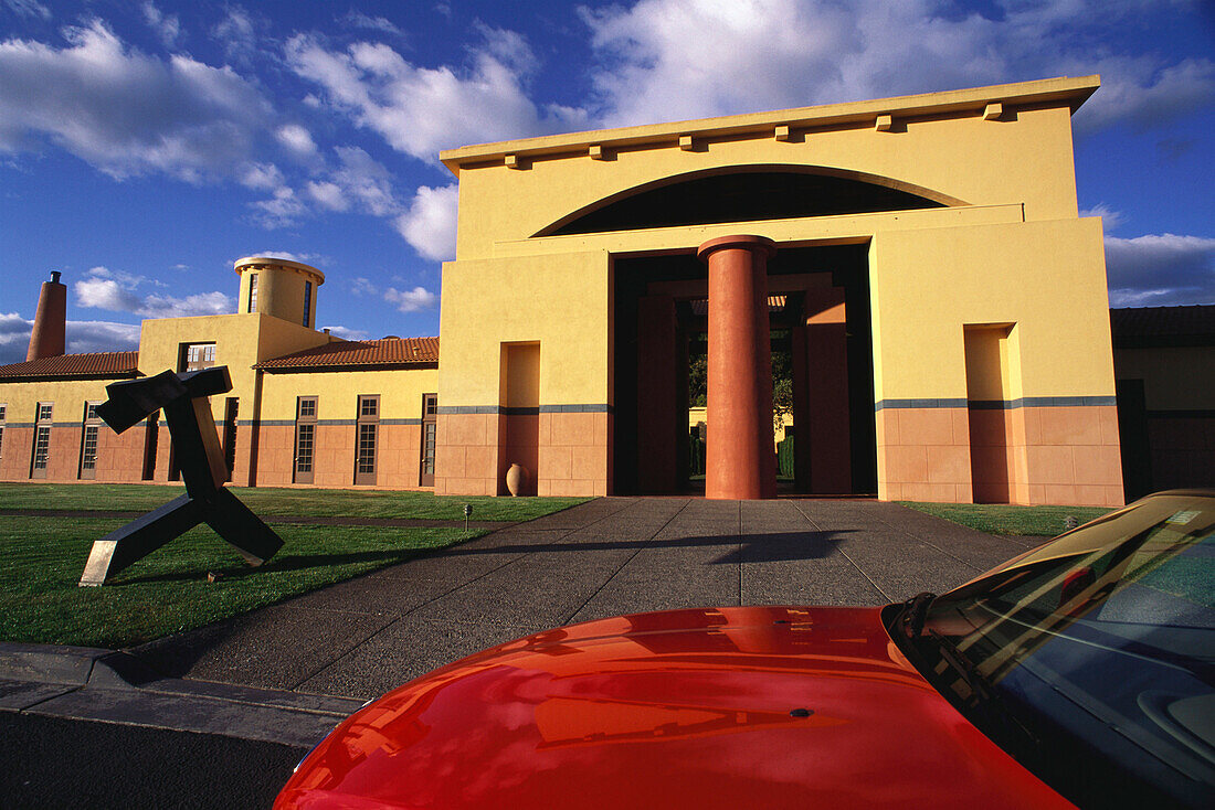 BMW Z3 vor Clos Pegase, Weingut, Calistoga, Napa Valley, Kalifornien, USA