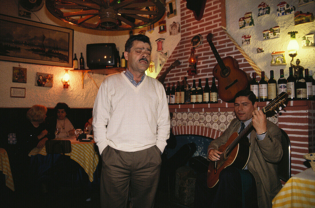 Sänger, Fadosänger Carlos Ferreira, Spanischer Gittarist David Costa, Lissabon, Portugal