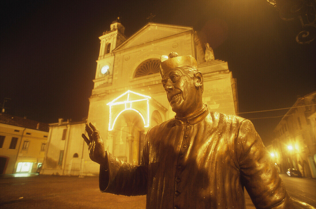 Bronzestatue von Don Camillo auf dem Kirchplatz vor seiner Kirche in Brescello, Provinz Parma, Emilia Romagna, Itlaien