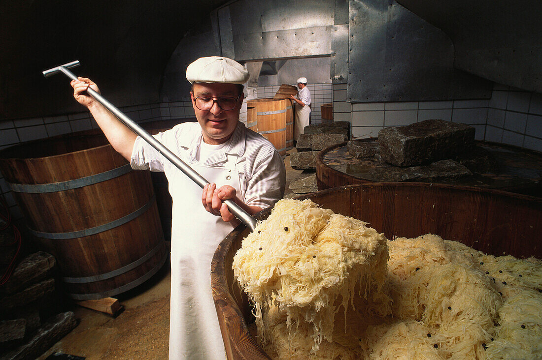 Koch zeigt frisches Sauerkraut im Keller der historischen Wurstküche, Regensburg, Oberpfalz, Bayern, Deutschland