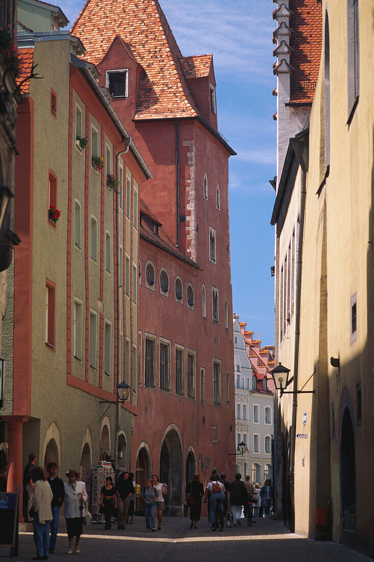 Mittelalterliche Häuser säumen eine belebte Gasse in Regensburg, Oberpfalz, Bayern, Deutschland