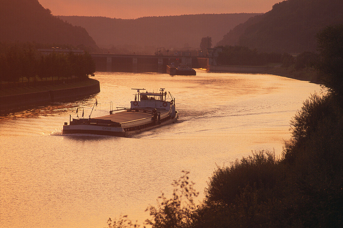 Frachter fährt auf dem Rhein-Main-Donau-Kanal im Abendrot, Niederbayern, Bayern, Deutschland