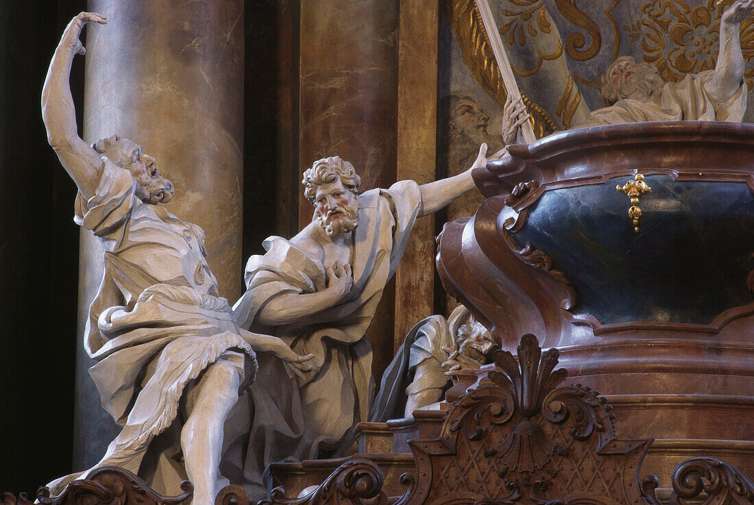 Skulpturen zweier Apostel am Sarkophag Marias, Detail am barocken Hochaltar in der Abteikirche in Rohr, Niederbayern, Bayern, Deutschland