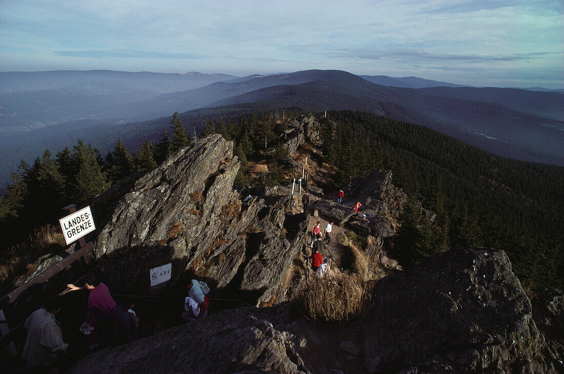 Wanderer passieren Bergkamm an der Grenze zur Tschechischen Republik, Bayerischer Wald, Oberpfalz, Bayern, Deutschland