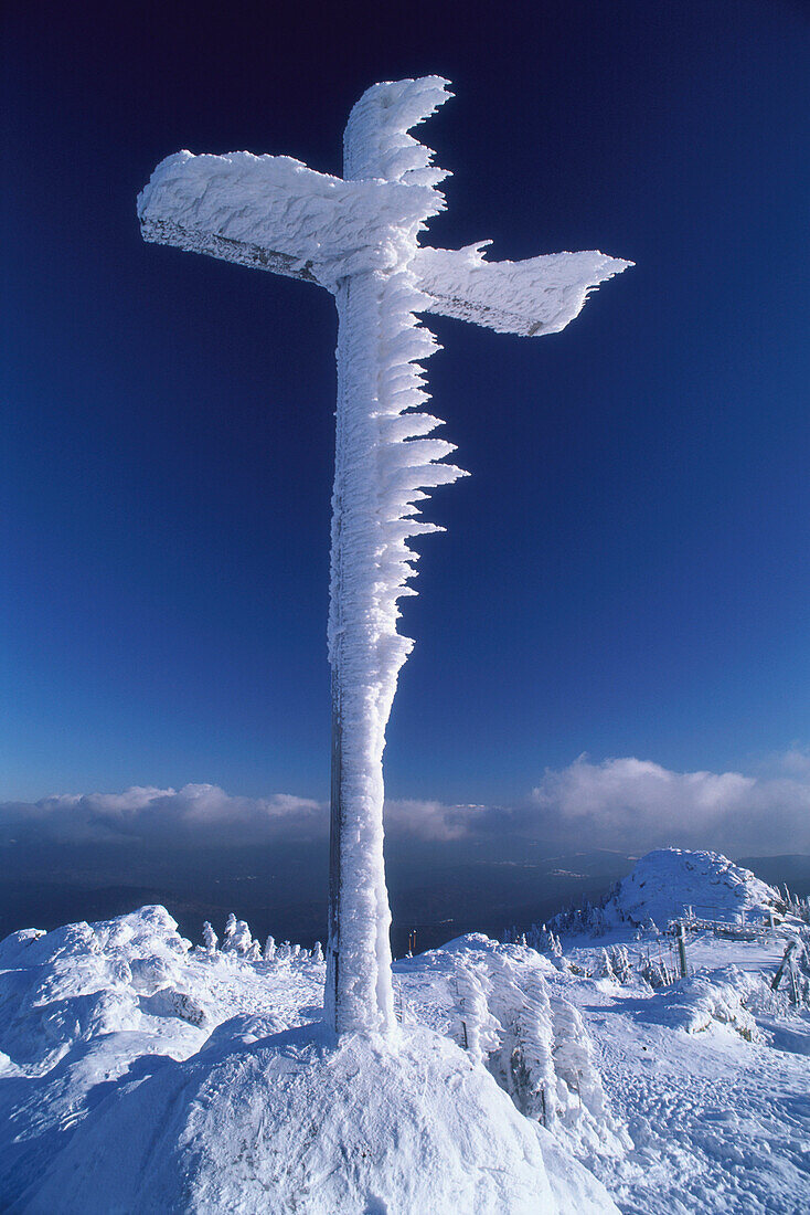 Schneeverkrustetes Gipfelkreuz auf dem Großen Arber, Bayerischer Wald, Niederbayern, Bayern, Deutschland