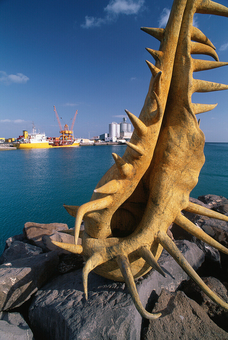 Skulptur in Form einer riesenhaften Muschel im Hafen von Puerto del Rosario, Fuerteventura, Kanarische Inseln, Spanien