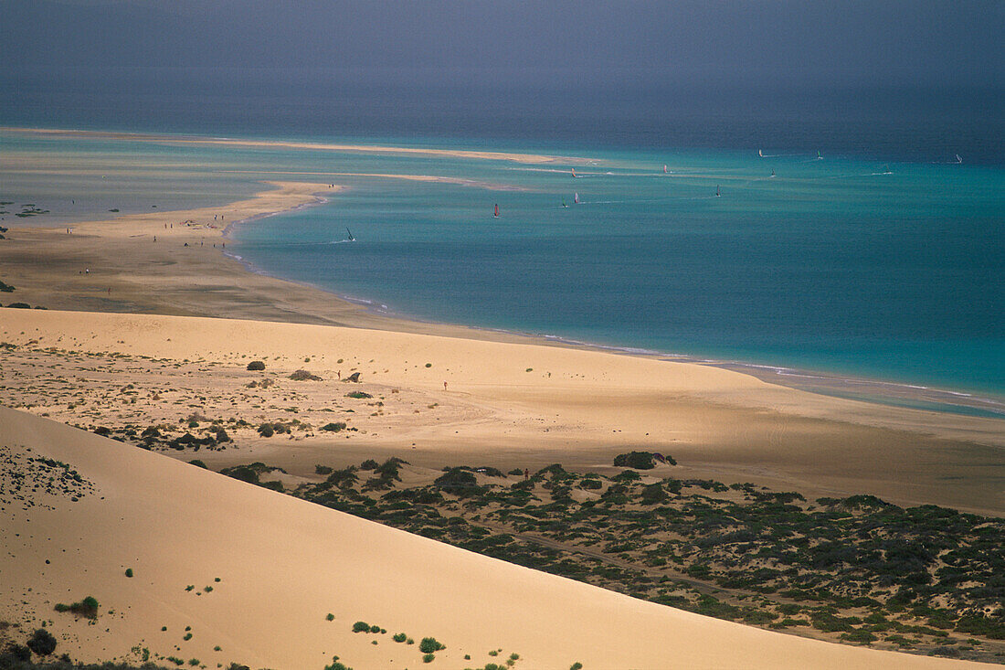 Sanddünen am unberührten Strand Playa Barca, Windsurfer in der Ferne, Jandía Halbinsel, Fuerteventura, Islas Canarias, Kanarische Inseln, Spanien
