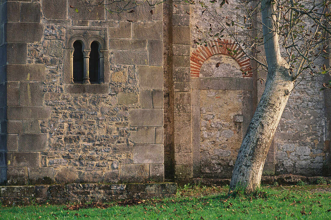 Fenster mit Doppelarkade an der Seitenwand einer präromanischen Kirche, Santa María de Valdediós, Asturien, Asturias, Spanien