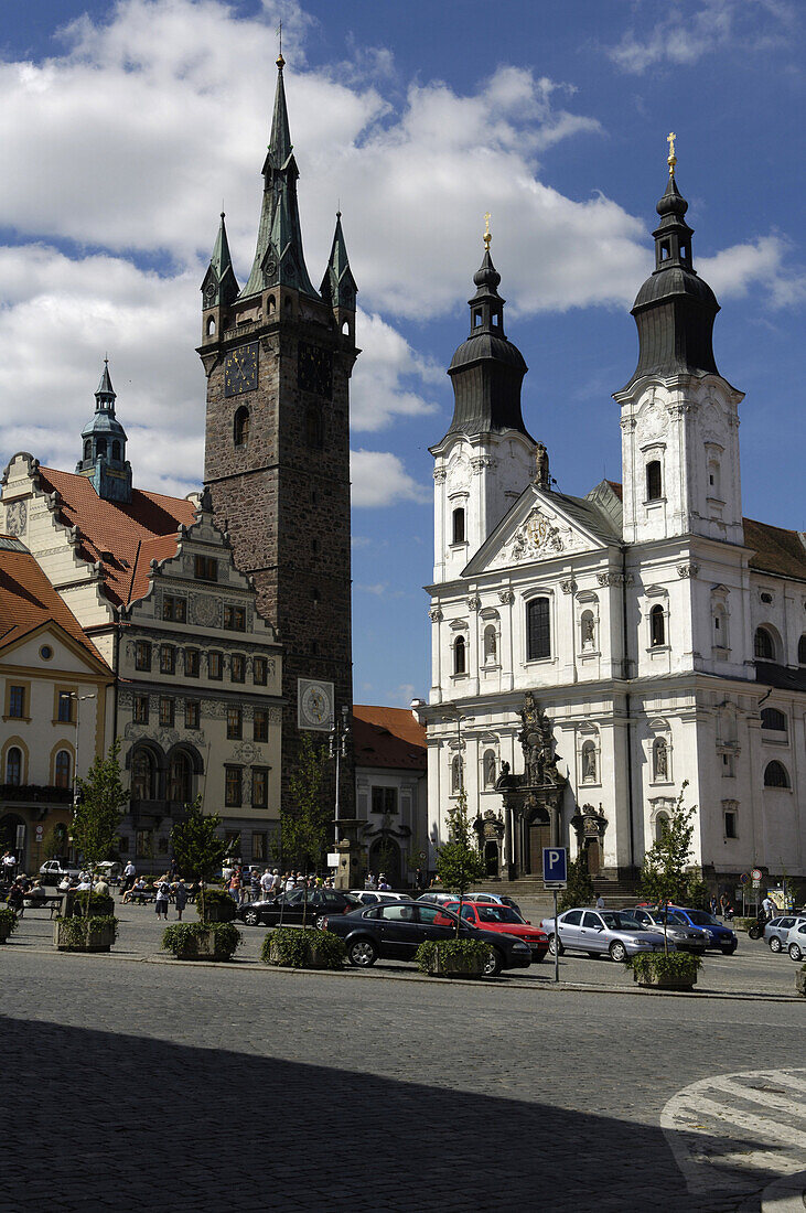 Marktplatz mit Jesuitenkirche und Schwarzem Turm, Klatovy, Tschechien