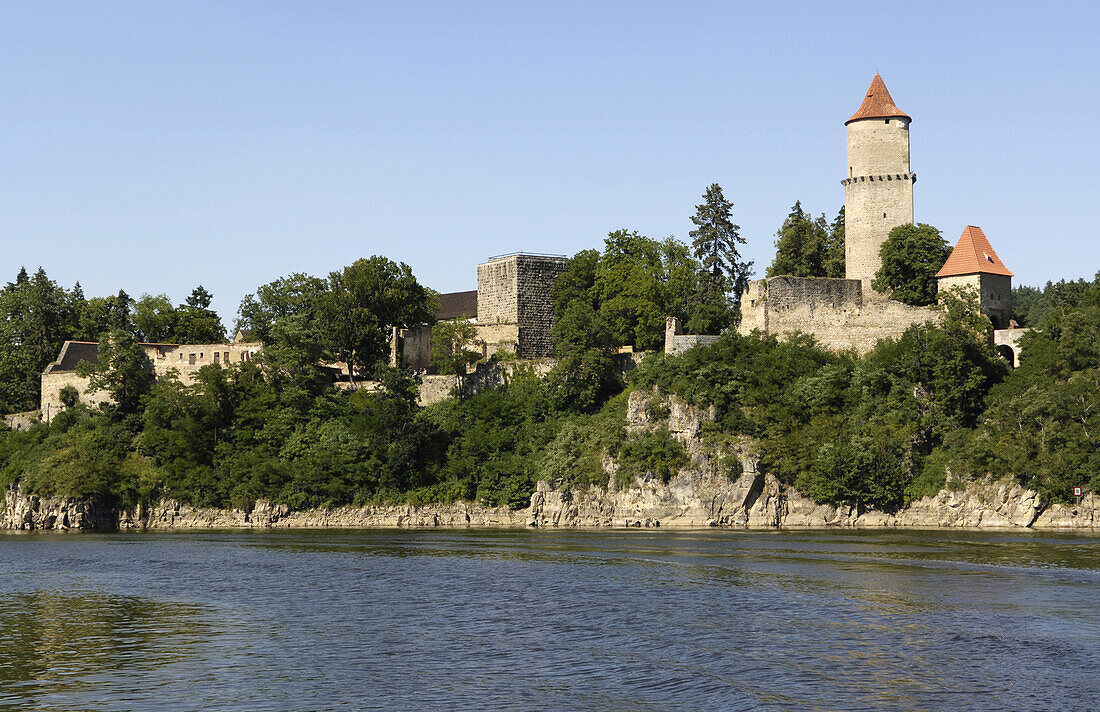 Burg an Flussufer, Zvikov, Tschechien