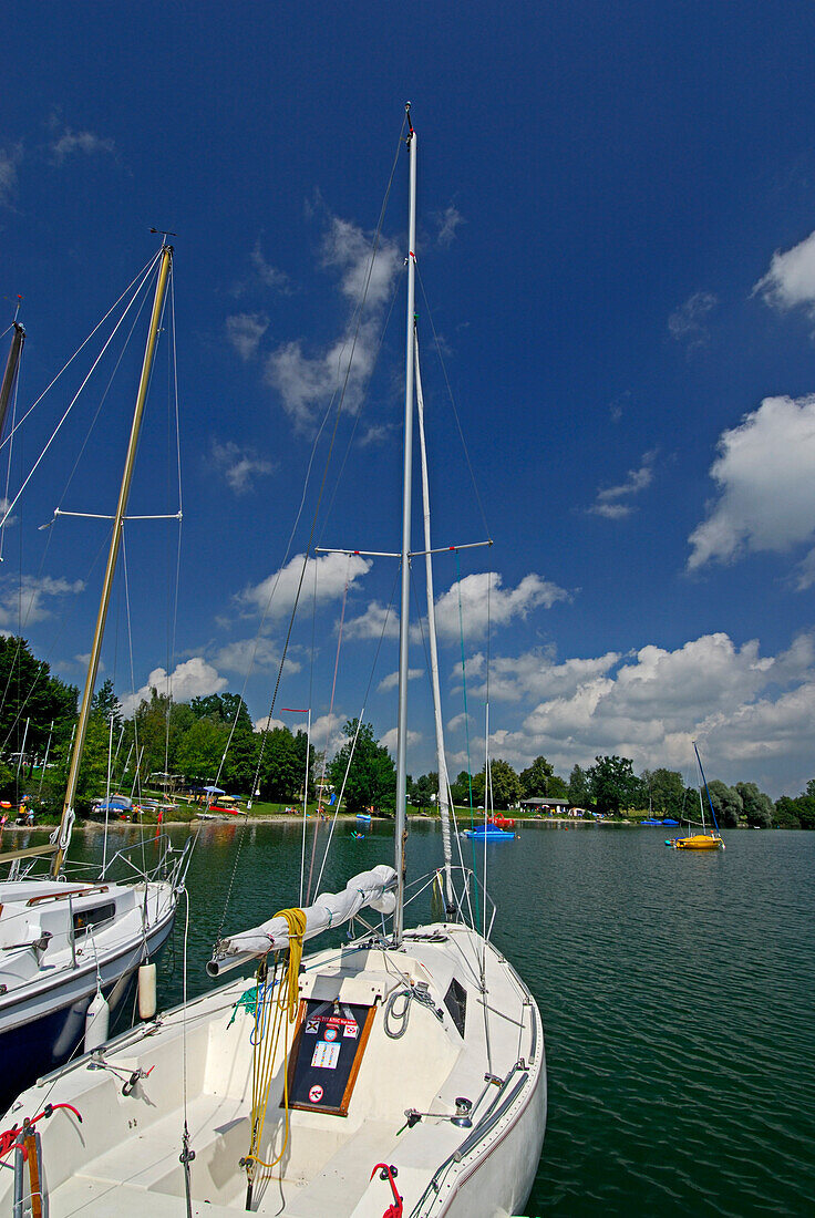 Segelboote am Riegsee, Badestrand im Hintergrund, Oberbayern, Bayern, Deutschland