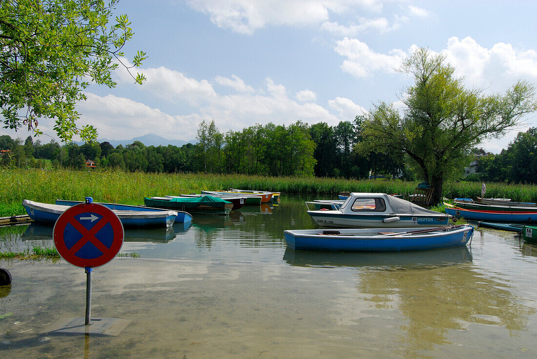 Hochwasser am Ufer des Staffelsees mit Halteverbotsschild im Wasser und Booten, Oberbayern, Bayern, Deutschland