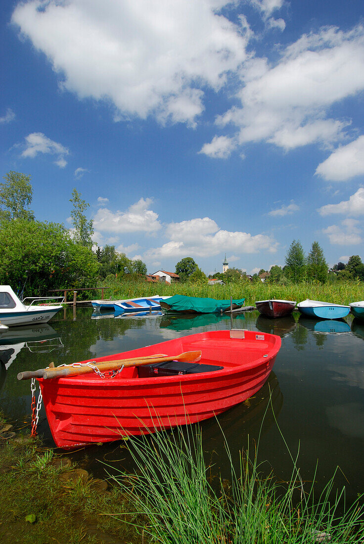 rotes Boot am Staffelsee, Kirche mit Zwiebelturm im Hintergrund, Oberbayern, Bayern, Deutschland