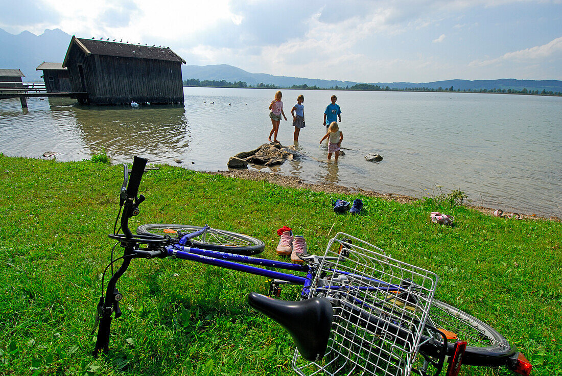 Badegäste mit Fahrrad am Ufer des Kochelsees, Oberbayern, Bayern, Deutschland