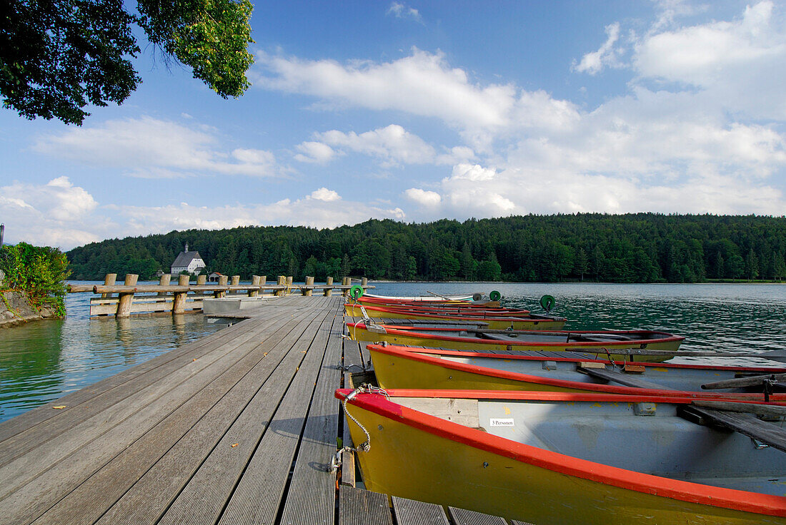 Bootssteg mit Ruderbooten, Walchensee, Oberbayern, Bayern, Deutschland