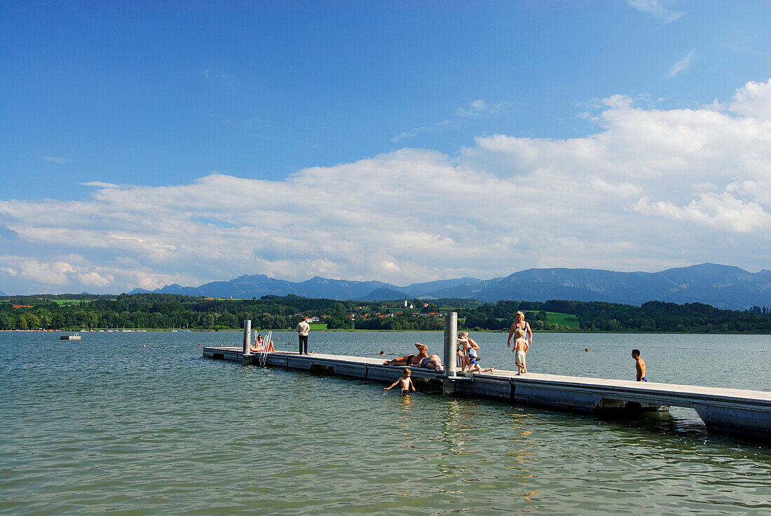 Bootssteg mit Badegästen, im Hintergrund die Bayerischen Alpen, Simssee, Chiemgau, Oberbayern, Bayern, Deutschland